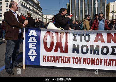 Arbeiter, die am 24-stündigen Generalstreik gegen das von der Regierung dem griechischen Parlament vorgelegte Gesetz zur Reform des Rentensystems teilnehmen, marschieren am 18. Februar 2020 im Zentrum von Athen (Foto: Nicolas Koutsokostas/NurPhoto) Stockfoto