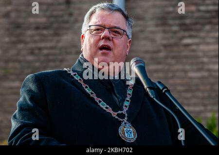 Hubert Bruls, Bürgermeister von Nijmegen, hält eine Rede während der Gedenkfeier an die Opfer der deutschen Flugbombe (V1), die am 18.. Februar 2020 in der Nachbarschaft von Waterkwartier in Nijmegen abgeworfen wurde. (Foto von Romy Arroyo Fernandez/NurPhoto) Stockfoto