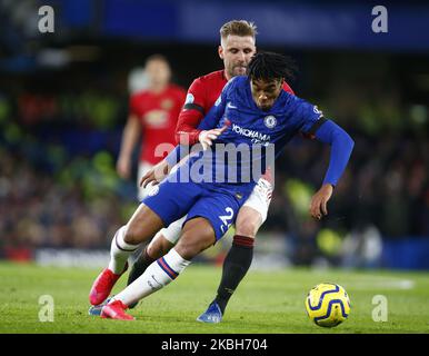 Chelseas Reece James wurde während der englischen Premier League zwischen Chelsea und Manchester United am 17. Februar 2020 vom Manchester United-Amerikaner Luke Shaw im Stanford Bridge Stadium in London, England, unter Druck gesetzt (Foto by Action Foto Sport/NurPhoto) Stockfoto