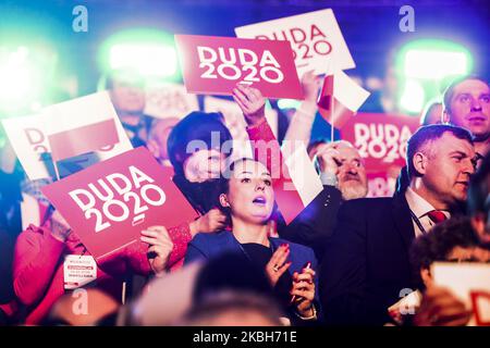 Unterstützer halten während des offiziellen Starts von Andrzej Dudas Wahlkampf zur Wiederwahl des Präsidenten Banner. Am 15. Februar 2020 in Warschau, Polen. (Foto von Beata Zawrzel/NurPhoto) Stockfoto