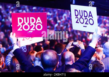 Unterstützer halten während des offiziellen Starts von Andrzej Dudas Wahlkampf zur Wiederwahl des Präsidenten Banner. Am 15. Februar 2020 in Warschau, Polen. (Foto von Beata Zawrzel/NurPhoto) Stockfoto