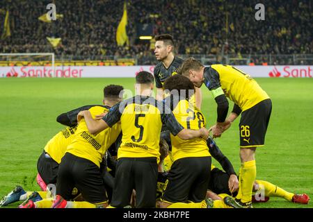 Erling Haaland vom BVB feiert das zweite Tor mit Teamkollegen während der UEFA Champions League, letzte 16, Fußballspiel der ersten Etappe Borussia Dortmund gegen den FC Paris Saint-Germain in Dortmund, Deutschland, am 18. Februar 2020. (Foto von Peter Niedung/NurPhoto) Stockfoto