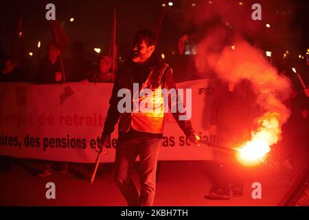 Tausende Demonstranten demonstrierten in Toulouse für eine Fackelzug, der von fast allen Gewerkschaften (CGT, Sud, UNL, UNEF, FO, CFE-CGC usw.) gegen die Rentenreform von Macron. Sie schlossen sich den Demonstranten der Gelbwesten an. Die Demonstranten fordern den Rückzug der neuen Rentenreform (Alter, Rente, Bedingungen usw.). Macrons Regierung will einen Wechsel von einem Renten-System, das sich nach Punkten bezahlt macht (Kapitalisierung). Die französische Regierung will auch eine Vereinigung aller Rentensysteme in Frankreich (mit Ausnahme von Polizisten, Militär, Kongressabgeordneten, Senatoren und Ministern). Toulouse. Fran Stockfoto