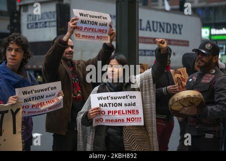 Demonstranten stehen vor dem kanadischen Konsulat in New York City, 18. Februar 2020. Die Aktion ist eine Reaktion auf die Bedrohung, mit der die Menschen von Wet'suwet'en Nation konfrontiert sind, als sie sich gegen eine Gaspipeline wehren, die durch ihr Territorium in British Columbia, Kanada, gebaut werden soll. (Foto von Aidan Loughran/NurPhoto) Stockfoto