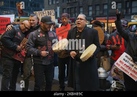 Demonstranten stehen vor dem kanadischen Konsulat in New York City, 18. Februar 2020. Die Aktion ist eine Reaktion auf die Bedrohung, mit der die Menschen von Wet'suwet'en Nation konfrontiert sind, als sie sich gegen eine Gaspipeline wehren, die durch ihr Territorium in British Columbia, Kanada, gebaut werden soll. (Foto von Aidan Loughran/NurPhoto) Stockfoto