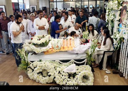 (ANMERKUNG DER REDAKTION: Bild zeigt den Tod.) West Bengal Goverment Gun Salute Late Actor und Trinamool Kongress das ehemalige Mitglied des Parlaments Tapas Paul starb am 19,2020. Februar in Kalkutta, Indien, bei Keoratala Burning Ghat. (Foto von Debajyoti Chakraborty/NurPhoto) Stockfoto