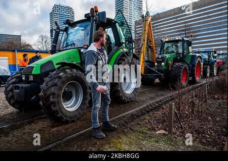 Während der neuen Protestkampagne der niederländischen Bauern in Den Haag am 19. Februar 2020 beobachtet ein Landwirt die Traktoren, die an einer der Straßenbahnlinien geparkt sind. (Foto von Romy Arroyo Fernandez/NurPhoto) Stockfoto