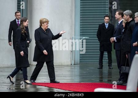 Bundeskanzlerin Angela Merkel (C) empfängt am 19. Februar 2020 die neue finnische Premierministerin Sanna Marin (2L) mit militärischen Ehren im Berliner Kanzleramt. (Foto von Emmanuele Contini/NurPhoto) Stockfoto