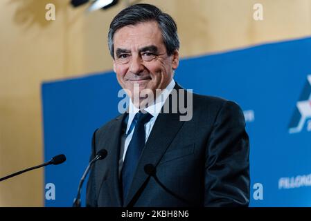 Porträt von François Fillon während seiner Pressekonferenz zu seinem Sieg in der rechten Grundschule, die am 27. November 2016 im Maison de la Chimie in Paris organisiert wurde, während der Prozess gegen François Fillon und Penelope Fillon wegen „fiktiver Beschäftigung“ und Unterschlagung am 24. Februar beginnt, 2020 vor dem Tribunal de Grande Instance de Paris für den Fall Penelope Gate, eine Überprüfung der Kampagne des Kandidaten der Partei Les Républicains (LR) François Fillon für die Präsidentschaftswahlen 2017, bei denen der Fall aufgedeckt wurde. (Foto von Samuel Boivin/NurPhoto) Stockfoto