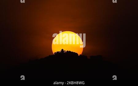 Der Chandragiri-Tempel wird während eines Sonnenuntergangs in Kathmandu, Nepal, am 19. Februar 2020, als Silhouette gesehen. (Foto von Saroj Baizu/NurPhoto) Stockfoto