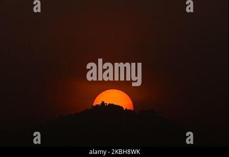 Der Chandragiri-Tempel wird während eines Sonnenuntergangs in Kathmandu, Nepal, am 19. Februar 2020, als Silhouette gesehen. (Foto von Saroj Baizu/NurPhoto) Stockfoto