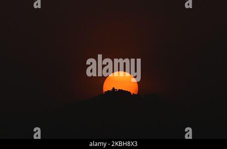 Der Chandragiri-Tempel wird während eines Sonnenuntergangs in Kathmandu, Nepal, am 19. Februar 2020, als Silhouette gesehen. (Foto von Saroj Baizu/NurPhoto) Stockfoto