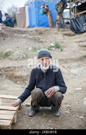 Asylbewerber aus Afghanistan bauen im provisorischen Lager außerhalb des offiziellen Flüchtlingslagers Moria ein neues Zelt. Die neuen Zelte werden in einem Olivenhain gebaut, nachdem Olivenbäume mit flachen Paletten und Plastik herum verbrannt und geschnitten wurden, da das offizielle Lager voll ist und es keinen Platz für die etwa 24,000 Menschen gibt, die dort leben, und die Neuankömmlinge aus der Türkei über Schlauchboote. (Foto von Nicolas Economou/NurPhoto) Stockfoto