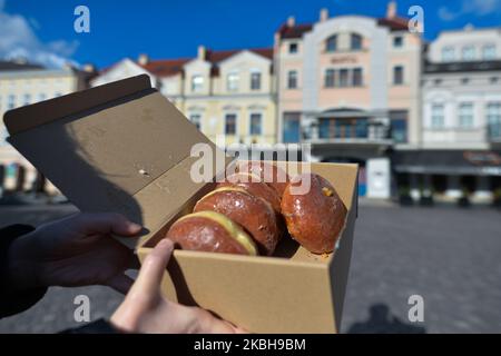 Eine Dame hält eine Kiste mit polnischen Donuts, genannt 'P?czki', die am Vorabend des Fat Thursday in Rzeszow gekauft wurde. Jeden Februar werden Polen und Polen am „Fat Thursday“, dem letzten Donnerstag vor dem Aschermittwoch und dem Beginn der Fastenzeit, „Nüsse“ für Donuts machen. In den USA und Kanada wird der „P?czki Day“ in Städten mit einer beträchtlichen polnischen Diaspora wie Chicago, Michigan und Detroit gefeiert, aber die Süßigkeiten werden am Faschingsdienstag (oder Fat Tuesday) und nicht wie auf dem alten Kontinent am Fat Thursday gegessen. Am Mittwoch, den 19. Februar 2020, in Rzeszow, Polen. (Foto von Artur Widak/NurPhoto) Stockfoto