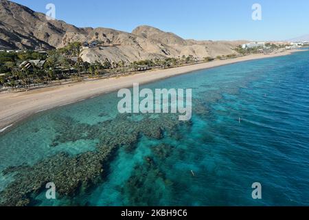 Ein Blick auf Eilats Coral Beach Nature Reserve and Conservation Area vom Turm des Observatoriums aus, in der israelischen Urlaubsstadt Eilat, am Ufer des Roten Meeres. Am Samstag, den 1. Februar 2020, in Eilat, Israel. (Foto von Artur Widak/NurPhoto) Stockfoto