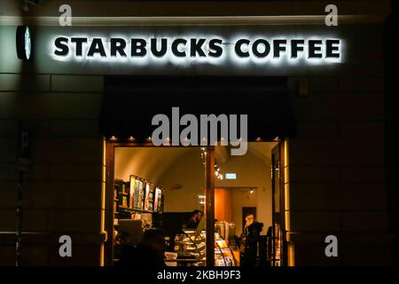Starbucks Coffee Shop in Krakau, Polen am 19. Februar 2020. (Foto von Jakub Porzycki/NurPhoto) Stockfoto