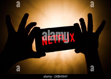 In dieser Abbildung ist das Netflix-Logo auf dem Smartphone-Bildschirm zu sehen, in dieser Abbildung, aufgenommen in Polen am 19. Februar 2020. (Foto von Jakub Porzycki/NurPhoto) Stockfoto