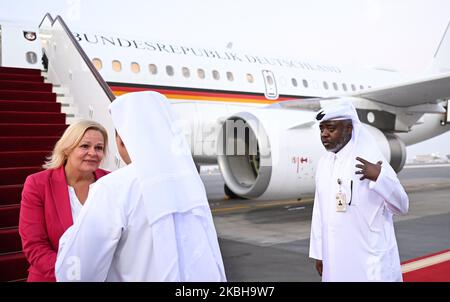 Doha, Katar. 31. Oktober 2022. Nancy Faeser (SPD), Bundesministerin für Inneres und Inneres, wird am Flughafen Doha empfangen. Faeser reist in ihrer Funktion als Sportministerin vor der WM in das Gastgeberland Katar. Die Reise wird sich auf die Menschenrechtsfragen konzentrieren, die während des Turniers diskutiert werden, wie den Schutz queerer Menschen vor Diskriminierung und Verfolgung und die Verantwortung für Wanderarbeiter, die die WM-Stadien gebaut haben. Kredit: Britta Pedersen/dpa/Alamy Live Nachrichten Stockfoto