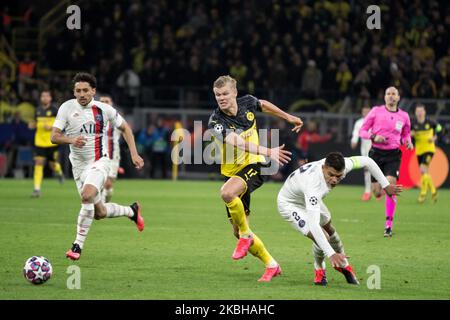 Erling Braut Haaland vom BVB wird während des UEFA Champions League-Spiels Borussia Dortmund gegen den FC Paris Saint-Germain in Dortmund am 18. Februar 2020 von Thiago Silva vom PSG in den letzten 16 Jahren herausgefordert. (Foto von Peter Niedung/NurPhoto) Stockfoto