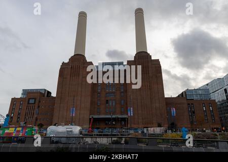 London. GROSSBRITANNIEN: 11.02.2022. Eine vollständige Frontalansicht der Fassade des Battersea Power Station. Stockfoto