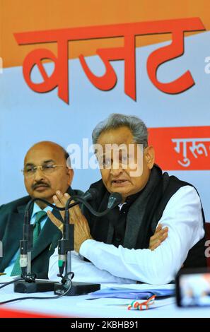 Jaipur: Rajasthan Chief Minister Ashok Gehlot adressiert die Medienperson nach präsentiert den Staatshaushalt 2020-21 bei Rajasthan Versammlung, in Jaipur, Donnerstag, 20. Februar 2020. (Foto von Vishal Bhatnagar/NurPhoto) Stockfoto