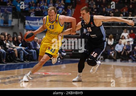 Luke Sikma (L) von ALBA Berlin und Vladislav Trushkin von Zenit St. Petersburg im Einsatz während des EuroLeague-Basketballspiels zwischen Zenit St. Petersburg und ALBA Berlin am 20. Februar 2020 in der Sibur Arena in Sankt Petersburg, Russland. (Foto von Mike Kireev/NurPhoto) Stockfoto