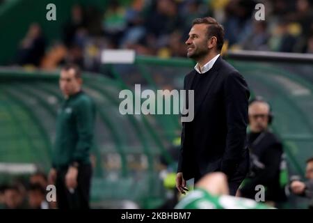 Okan Buruk, Cheftrainer von Istanbul Basaksehir, schaut am 20. Februar 2020 während des UEFA Europa League-Spiels 32 zwischen Sporting CP und Istanbul Basaksehir im Alvalade-Stadion in Lissabon, Portugal, vorbei. (Foto von Pedro FiÃºza/NurPhoto) Stockfoto