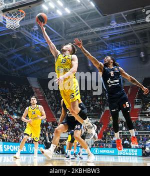 Andrew Albicy (R) von Zenit St. Petersburg und Martin Hermannsson von ALBA Berlin im Einsatz während des EuroLeague-Basketballspiels zwischen Zenit St. Petersburg und ALBA Berlin am 20. Februar 2020 in der Sibur Arena in Sankt Petersburg, Russland. (Foto von Igor Russak/NurPhoto) Stockfoto