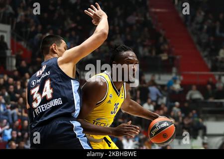 Gustavo Ayon (L) von Zenit St. Petersburg und Landry Nnoko von ALBA Berlin im Einsatz während des EuroLeague-Basketballspiels zwischen Zenit St. Petersburg und ALBA Berlin am 20. Februar 2020 in der Sibur Arena in Sankt Petersburg, Russland. (Foto von Igor Russak/NurPhoto) Stockfoto