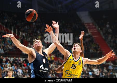 Colton Iverson (L) von Zenit St. Petersburg und Martin Hermannsson von ALBA Berlin im Einsatz während des EuroLeague-Basketballspiels zwischen Zenit St. Petersburg und ALBA Berlin am 20. Februar 2020 in der Sibur Arena in Sankt Petersburg, Russland. (Foto von Igor Russak/NurPhoto) Stockfoto