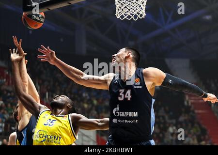 Gustavo Ayon (R) von Zenit St. Petersburg und Landry Nnoko von ALBA Berlin im Einsatz während des EuroLeague-Basketballspiels zwischen Zenit St. Petersburg und ALBA Berlin am 20. Februar 2020 in der Sibur Arena in Sankt Petersburg, Russland. (Foto von Igor Russak/NurPhoto) Stockfoto