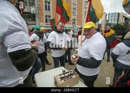 Traktoren und Bauern aus Litauen und den baltischen Ländern mit baltischen Bauern, nicht Second Class und nicht CAP Fairness auf ihren T-Shirts gedruckt, wie bei einer Demonstration - Protestaktion des European Milk Board, der Föderation der europäischen Milchbauern, Vor dem Gebäude der Europäischen Institutionen in Brüssel, Belgien außerhalb des Europäischen Rates auf dem während eines Sondergipfels des Europäischen Rates zur Erörterung des nächsten langfristigen Haushaltsplans der Europäischen Union (EU). 20. Februar 2020 (Foto von Nicolas Economou/NurPhoto) Stockfoto