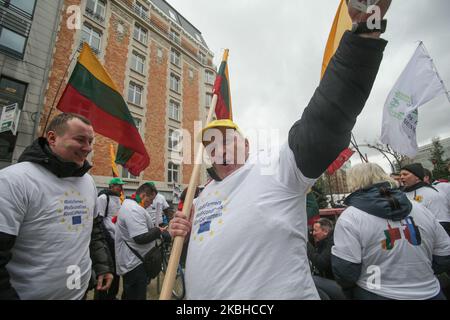 Traktoren und Bauern aus Litauen und den baltischen Ländern mit baltischen Bauern, nicht Second Class und nicht CAP Fairness auf ihren T-Shirts gedruckt, wie bei einer Demonstration - Protestaktion des European Milk Board, der Föderation der europäischen Milchbauern, Vor dem Gebäude der Europäischen Institutionen in Brüssel, Belgien außerhalb des Europäischen Rates auf dem während eines Sondergipfels des Europäischen Rates zur Erörterung des nächsten langfristigen Haushaltsplans der Europäischen Union (EU). 20. Februar 2020 (Foto von Nicolas Economou/NurPhoto) Stockfoto