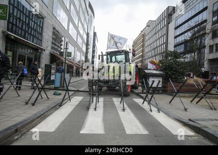 Traktoren und Bauern aus Litauen und den baltischen Ländern mit baltischen Bauern, nicht Second Class und nicht CAP Fairness auf ihren T-Shirts gedruckt, wie bei einer Demonstration - Protestaktion des European Milk Board, der Föderation der europäischen Milchbauern, Vor dem Gebäude der Europäischen Institutionen in Brüssel, Belgien außerhalb des Europäischen Rates auf dem während eines Sondergipfels des Europäischen Rates zur Erörterung des nächsten langfristigen Haushaltsplans der Europäischen Union (EU). 20. Februar 2020 (Foto von Nicolas Economou/NurPhoto) Stockfoto