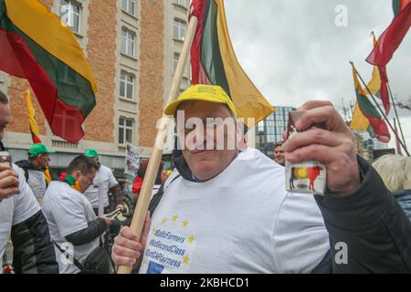 Traktoren und Bauern aus Litauen und den baltischen Ländern mit baltischen Bauern, nicht Second Class und nicht CAP Fairness auf ihren T-Shirts gedruckt, wie bei einer Demonstration - Protestaktion des European Milk Board, der Föderation der europäischen Milchbauern, Vor dem Gebäude der Europäischen Institutionen in Brüssel, Belgien außerhalb des Europäischen Rates auf dem während eines Sondergipfels des Europäischen Rates zur Erörterung des nächsten langfristigen Haushaltsplans der Europäischen Union (EU). 20. Februar 2020 (Foto von Nicolas Economou/NurPhoto) Stockfoto