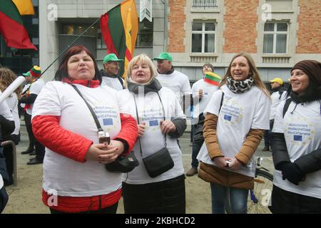 Traktoren und Bauern aus Litauen und den baltischen Ländern mit baltischen Bauern, nicht Second Class und nicht CAP Fairness auf ihren T-Shirts gedruckt, wie bei einer Demonstration - Protestaktion des European Milk Board, der Föderation der europäischen Milchbauern, Vor dem Gebäude der Europäischen Institutionen in Brüssel, Belgien außerhalb des Europäischen Rates auf dem während eines Sondergipfels des Europäischen Rates zur Erörterung des nächsten langfristigen Haushaltsplans der Europäischen Union (EU). 20. Februar 2020 (Foto von Nicolas Economou/NurPhoto) Stockfoto