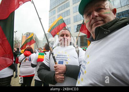 Traktoren und Bauern aus Litauen und den baltischen Ländern mit baltischen Bauern, nicht Second Class und nicht CAP Fairness auf ihren T-Shirts gedruckt, wie bei einer Demonstration - Protestaktion des European Milk Board, der Föderation der europäischen Milchbauern, Vor dem Gebäude der Europäischen Institutionen in Brüssel, Belgien außerhalb des Europäischen Rates auf dem während eines Sondergipfels des Europäischen Rates zur Erörterung des nächsten langfristigen Haushaltsplans der Europäischen Union (EU). 20. Februar 2020 (Foto von Nicolas Economou/NurPhoto) Stockfoto