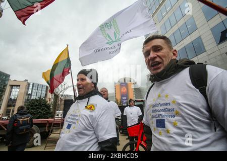 Traktoren und Bauern aus Litauen und den baltischen Ländern mit baltischen Bauern, nicht Second Class und nicht CAP Fairness auf ihren T-Shirts gedruckt, wie bei einer Demonstration - Protestaktion des European Milk Board, der Föderation der europäischen Milchbauern, Vor dem Gebäude der Europäischen Institutionen in Brüssel, Belgien außerhalb des Europäischen Rates auf dem während eines Sondergipfels des Europäischen Rates zur Erörterung des nächsten langfristigen Haushaltsplans der Europäischen Union (EU). 20. Februar 2020 (Foto von Nicolas Economou/NurPhoto) Stockfoto