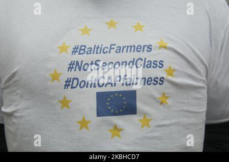 Traktoren und Bauern aus Litauen und den baltischen Ländern mit baltischen Bauern, nicht Second Class und nicht CAP Fairness auf ihren T-Shirts gedruckt, wie bei einer Demonstration - Protestaktion des European Milk Board, der Föderation der europäischen Milchbauern, Vor dem Gebäude der Europäischen Institutionen in Brüssel, Belgien außerhalb des Europäischen Rates auf dem während eines Sondergipfels des Europäischen Rates zur Erörterung des nächsten langfristigen Haushaltsplans der Europäischen Union (EU). 20. Februar 2020 (Foto von Nicolas Economou/NurPhoto) Stockfoto