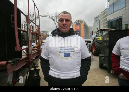 Traktoren und Bauern aus Litauen und den baltischen Ländern mit baltischen Bauern, nicht Second Class und nicht CAP Fairness auf ihren T-Shirts gedruckt, wie bei einer Demonstration - Protestaktion des European Milk Board, der Föderation der europäischen Milchbauern, Vor dem Gebäude der Europäischen Institutionen in Brüssel, Belgien außerhalb des Europäischen Rates auf dem während eines Sondergipfels des Europäischen Rates zur Erörterung des nächsten langfristigen Haushaltsplans der Europäischen Union (EU). 20. Februar 2020 (Foto von Nicolas Economou/NurPhoto) Stockfoto
