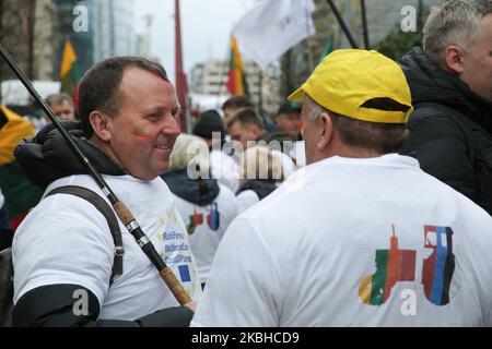Traktoren und Bauern aus Litauen und den baltischen Ländern mit baltischen Bauern, nicht Second Class und nicht CAP Fairness auf ihren T-Shirts gedruckt, wie bei einer Demonstration - Protestaktion des European Milk Board, der Föderation der europäischen Milchbauern, Vor dem Gebäude der Europäischen Institutionen in Brüssel, Belgien außerhalb des Europäischen Rates auf dem während eines Sondergipfels des Europäischen Rates zur Erörterung des nächsten langfristigen Haushaltsplans der Europäischen Union (EU). 20. Februar 2020 (Foto von Nicolas Economou/NurPhoto) Stockfoto