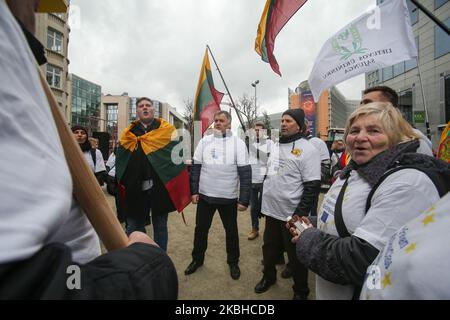 Traktoren und Bauern aus Litauen und den baltischen Ländern mit baltischen Bauern, nicht Second Class und nicht CAP Fairness auf ihren T-Shirts gedruckt, wie bei einer Demonstration - Protestaktion des European Milk Board, der Föderation der europäischen Milchbauern, Vor dem Gebäude der Europäischen Institutionen in Brüssel, Belgien außerhalb des Europäischen Rates auf dem während eines Sondergipfels des Europäischen Rates zur Erörterung des nächsten langfristigen Haushaltsplans der Europäischen Union (EU). 20. Februar 2020 (Foto von Nicolas Economou/NurPhoto) Stockfoto