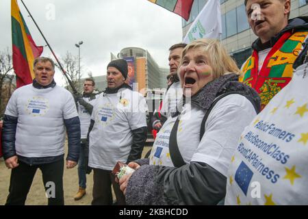 Traktoren und Bauern aus Litauen und den baltischen Ländern mit baltischen Bauern, nicht Second Class und nicht CAP Fairness auf ihren T-Shirts gedruckt, wie bei einer Demonstration - Protestaktion des European Milk Board, der Föderation der europäischen Milchbauern, Vor dem Gebäude der Europäischen Institutionen in Brüssel, Belgien außerhalb des Europäischen Rates auf dem während eines Sondergipfels des Europäischen Rates zur Erörterung des nächsten langfristigen Haushaltsplans der Europäischen Union (EU). 20. Februar 2020 (Foto von Nicolas Economou/NurPhoto) Stockfoto