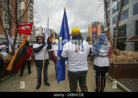 Traktoren und Bauern aus Litauen und den baltischen Ländern mit baltischen Bauern, nicht Second Class und nicht CAP Fairness auf ihren T-Shirts gedruckt, wie bei einer Demonstration - Protestaktion des European Milk Board, der Föderation der europäischen Milchbauern, Vor dem Gebäude der Europäischen Institutionen in Brüssel, Belgien außerhalb des Europäischen Rates auf dem während eines Sondergipfels des Europäischen Rates zur Erörterung des nächsten langfristigen Haushaltsplans der Europäischen Union (EU). 20. Februar 2020 (Foto von Nicolas Economou/NurPhoto) Stockfoto
