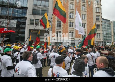 Traktoren und Bauern aus Litauen und den baltischen Ländern mit baltischen Bauern, nicht Second Class und nicht CAP Fairness auf ihren T-Shirts gedruckt, wie bei einer Demonstration - Protestaktion des European Milk Board, der Föderation der europäischen Milchbauern, Vor dem Gebäude der Europäischen Institutionen in Brüssel, Belgien außerhalb des Europäischen Rates auf dem während eines Sondergipfels des Europäischen Rates zur Erörterung des nächsten langfristigen Haushaltsplans der Europäischen Union (EU). 20. Februar 2020 (Foto von Nicolas Economou/NurPhoto) Stockfoto