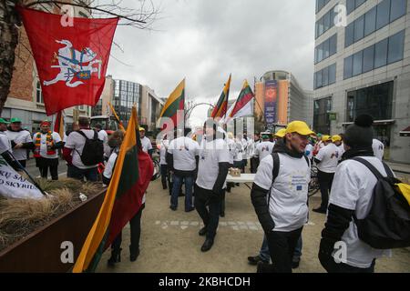 Traktoren und Bauern aus Litauen und den baltischen Ländern mit baltischen Bauern, nicht Second Class und nicht CAP Fairness auf ihren T-Shirts gedruckt, wie bei einer Demonstration - Protestaktion des European Milk Board, der Föderation der europäischen Milchbauern, Vor dem Gebäude der Europäischen Institutionen in Brüssel, Belgien außerhalb des Europäischen Rates auf dem während eines Sondergipfels des Europäischen Rates zur Erörterung des nächsten langfristigen Haushaltsplans der Europäischen Union (EU). 20. Februar 2020 (Foto von Nicolas Economou/NurPhoto) Stockfoto