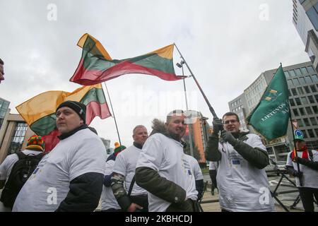 Traktoren und Bauern aus Litauen und den baltischen Ländern mit baltischen Bauern, nicht Second Class und nicht CAP Fairness auf ihren T-Shirts gedruckt, wie bei einer Demonstration - Protestaktion des European Milk Board, der Föderation der europäischen Milchbauern, Vor dem Gebäude der Europäischen Institutionen in Brüssel, Belgien außerhalb des Europäischen Rates auf dem während eines Sondergipfels des Europäischen Rates zur Erörterung des nächsten langfristigen Haushaltsplans der Europäischen Union (EU). 20. Februar 2020 (Foto von Nicolas Economou/NurPhoto) Stockfoto