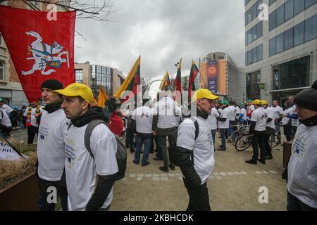 Traktoren und Bauern aus Litauen und den baltischen Ländern mit baltischen Bauern, nicht Second Class und nicht CAP Fairness auf ihren T-Shirts gedruckt, wie bei einer Demonstration - Protestaktion des European Milk Board, der Föderation der europäischen Milchbauern, Vor dem Gebäude der Europäischen Institutionen in Brüssel, Belgien außerhalb des Europäischen Rates auf dem während eines Sondergipfels des Europäischen Rates zur Erörterung des nächsten langfristigen Haushaltsplans der Europäischen Union (EU). 20. Februar 2020 (Foto von Nicolas Economou/NurPhoto) Stockfoto
