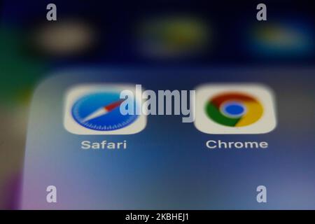 Safari und Google Chrome Browser-Symbole werden auf dem Telefonbildschirm in dieser Abbildung Foto in Polen am 20. Februar 2020 aufgenommen angezeigt. (Foto-Illustration von Jakub Porzycki/NurPhoto) Stockfoto