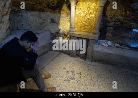 Ein Besucher betet in einer Höhle, der Geburtsort Mariens, unter der Kirche St. Anne. Am Freitag, den 7. Februar 2020, in Jerusalem, Israel. (Foto von Artur Widak/NurPhoto) Stockfoto